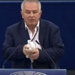 Απίστευτο:-Ευρωβουλευτής-απελευθέρωσε…-περιστέρι-μέσα-στο-ευρωκοινοβούλιο