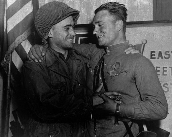 Οι-δύο-αξιωματικοί-ΗΠΑ-και-ΕΣΣΔ-που-συνελήφθησαν-για-μια-φωτογραφία