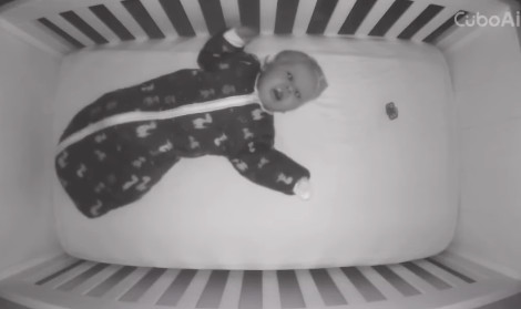 Η-στιγμή-που-ένα-μωρό-7-μηνών-πνίγεται-από-την-πιπίλα-του-(σκληρό-βίντεο)