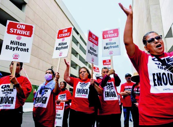Ξενοδοχοϋπάλληλοι-διαδηλώνουν-ζητώντας-αυξήσεις-στις-ΗΠΑ
