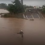 «Πνίγεται»-η-Βραζιλία-–-Βίντεο-από-τη-στιγμή-που-το-νερό-«καταπίνει»-γέφυρα