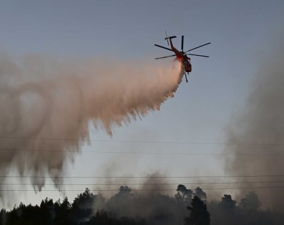 Φωτιά-στην-Κοζάνη:-Σηκώθηκε-ένα-ελικόπτερο